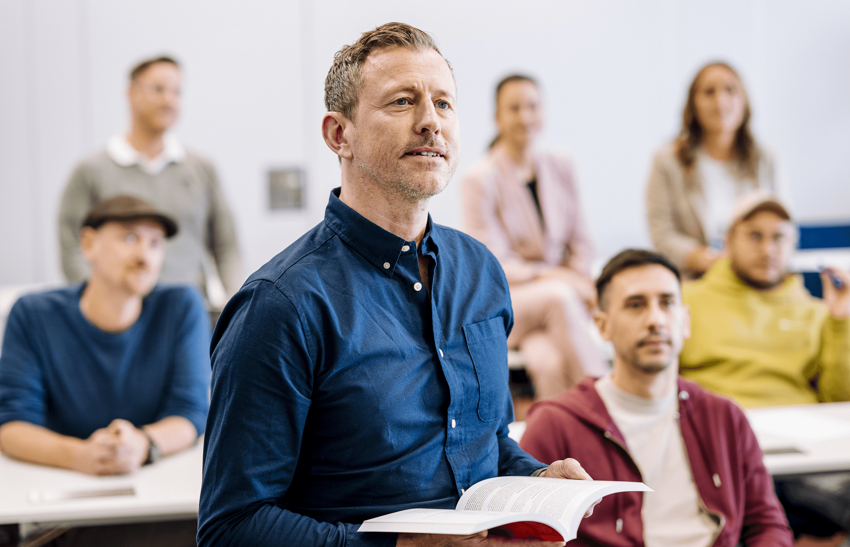 VdS-Referent erklärt praxisnahes Fachwissen vor Kolleginnen und Kollegen eines Unternehmens - individuelle Firmenschulung direkt im Team mit Praxisbezug und konkreten Fallbeispielen.