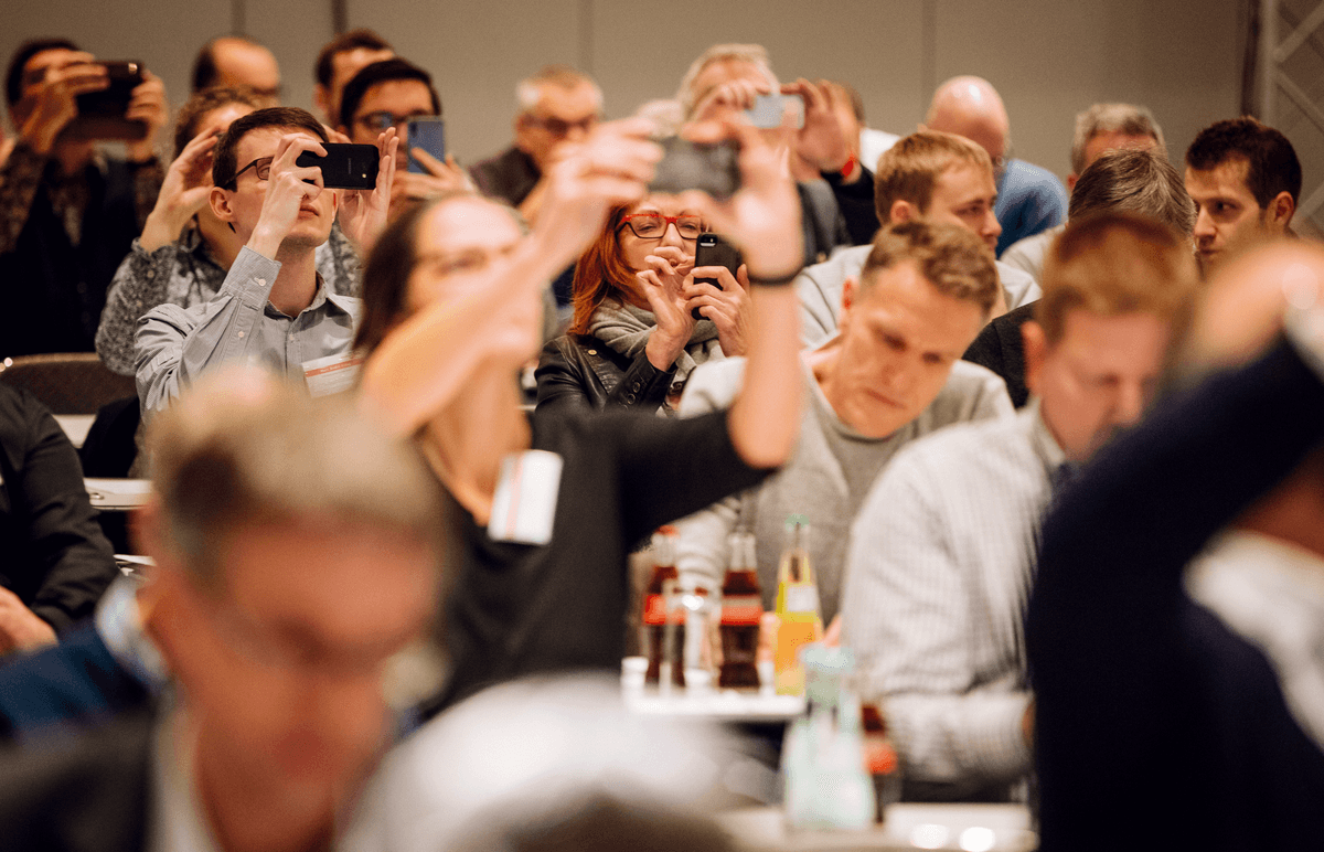 Zuhörende und fotografierende Teilnehmende bei einer VdS-Fachtagung – Expertenwissen aus der Praxis für die Praxis, mit aktuellen Regelwerken, technischen Entwicklungen und lebendigem Austausch.